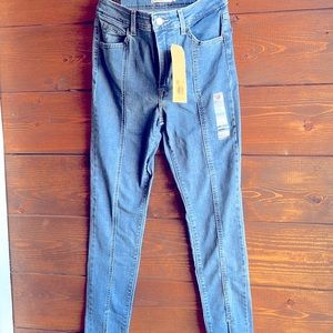 LEVIS Women’s jeans Size 29 long.